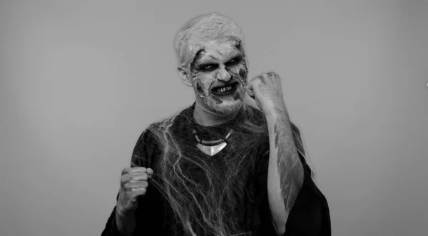 Läskig Galen Zombie Man Ensam Med Makeup Med Falska Sår — Stockfoto