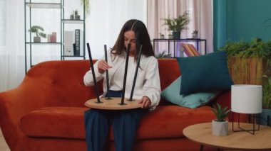 Mutlu kız evde mobilya montajını bitiriyor. Başarılı masa tahsilatı, onarım, onarım. Yeni daireye taşındıktan sonra genç bir kadın. Mobilya mağazasının reklamı. İpotek, yaşam tarzı