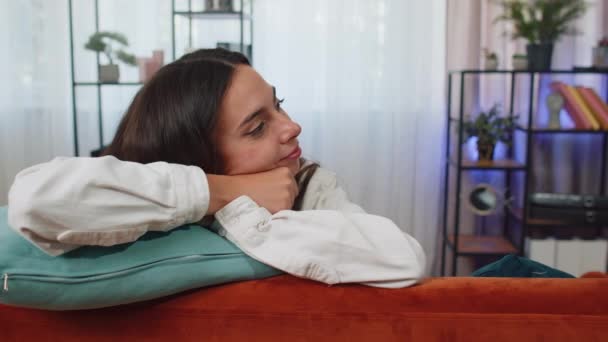 Primer Plano Retrato Feliz Sonrisa Chica Caucásica Camisa Mirando Cámara — Vídeo de stock