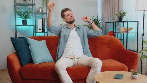 Moda Alegre Homem Adulto Positivo Divertindo Dançando Movendo Ritmo Dabbing — Vídeo de Stock