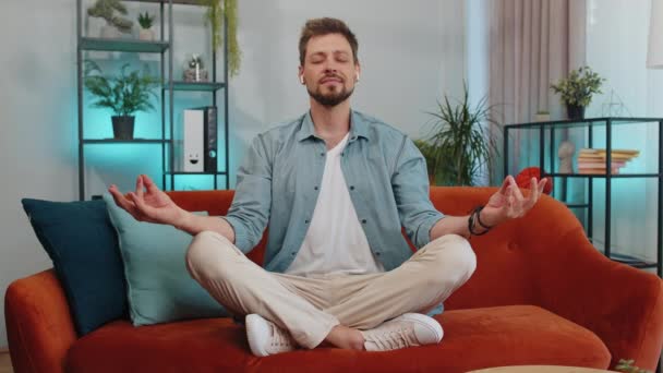 Acalma Relaxa Equilíbrio Interior Homem Adulto Respira Profundamente Com Gesto — Vídeo de Stock