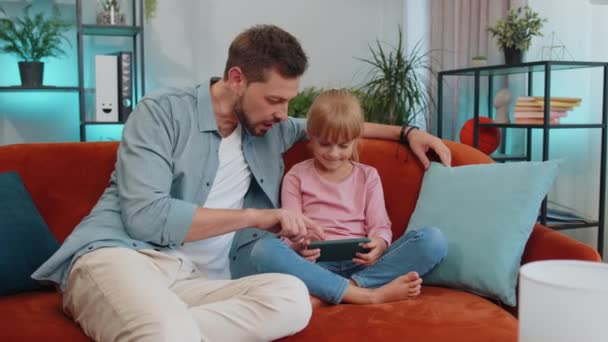 Felice Padre Famiglia Bambinaia Bambino Bambino Figlia Ridere Uso Smartphone — Video Stock