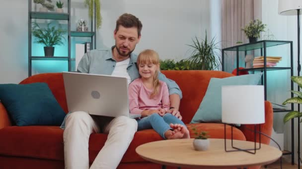 Happy Family Father Nanny Child Kid Daughter Laugh Use Laptop – Stock-video