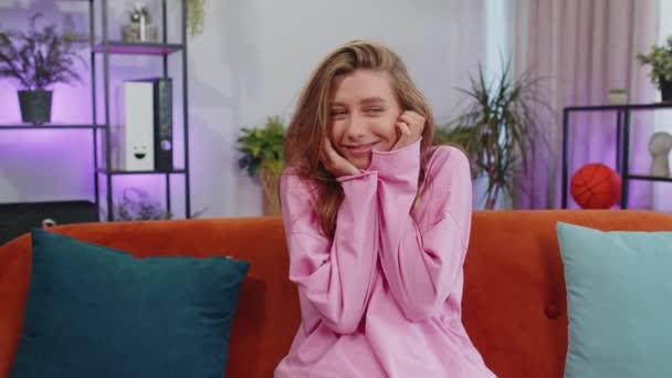 Közelkép Boldog Nyugodt Lány Kapucnis Mosolygós Barátságos Boldog Kifejezés Nézi — Stock videók