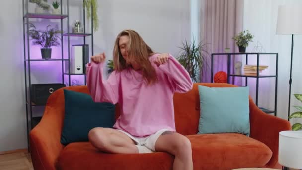 Trendy Fröhliche Positive Erwachsene Mädchen Spaß Beim Tanzen Und Rhythmus — Stockvideo