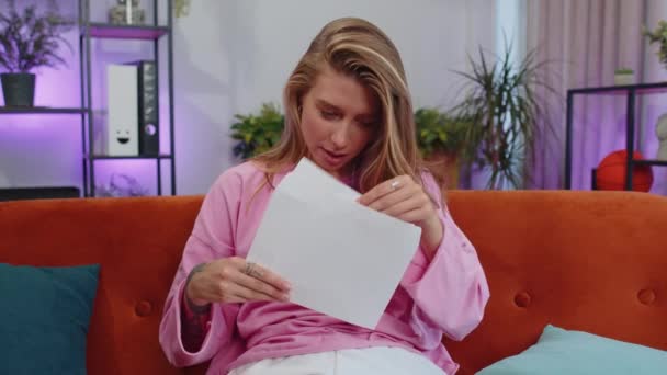 Щаслива Жінка Відкриває Лист Конверта Читаючи Його Просування Кар Єрного — стокове відео