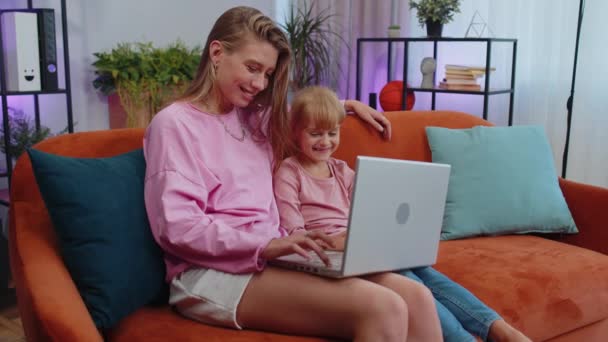Happy Family Mother Nanny Child Kid Daughter Laugh Use Laptop — 图库视频影像