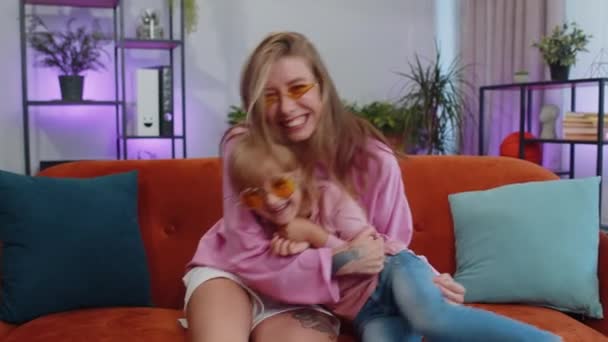 Bastante Sonriente Mamá Abrazar Lindo Niño Hija Mirar Cámara Riendo — Vídeos de Stock