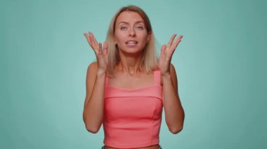 Sadık bir kadın 20 'li yaşlarda, iyi şans diliyor ve kaybediyor. Ani piyango sonuçları, kötü haberler, servet kaybı. Yetişkin kız mavi arka planda tek başına.