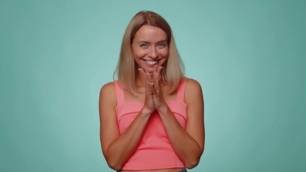 Heimtückische Listige Frau Mit Kniffligem Gesicht Die Den Bösen Plan — Stockvideo