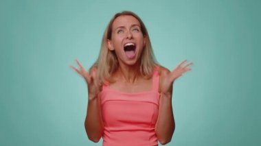 Stres geriliminden çığlık atan kadınlar korku umutsuzluk, şaşkınlık şaşkınlık jestler öfke ifade eder. Mavi stüdyo arka planında tek başına izole edilmiş zayıf, genç bir kız. Yaşam biçimi