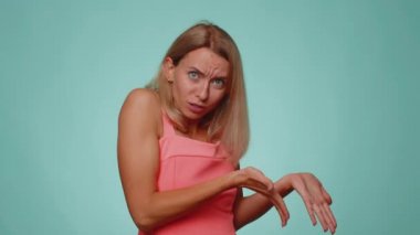 Kadın el kaldırarak, sorunların neden inançsızlık gösterdiğini sorar, sosyal medyada yaygınlaşır, hayatla mücadele eder, basit işleri sebepsiz yere zorlaştıran insanlarla alay eder.