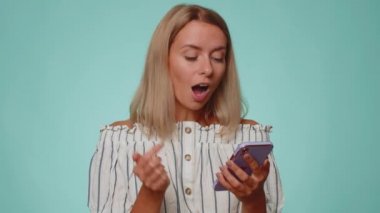 Akıllı telefon kullanan genç bir bayan internette yeni bir yazı yazıyor, tarıyor, arıyor, sosyal ağlara bağımlı, olumlu geri bildirim yapıyor, kablosuz telefon bağlantısı öneriyor.