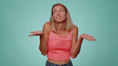 Ne diyecegimi bilmiyorum. Kafası karışmış bir kadın belirsiz bir soru hakkında utanmış, kuşkuları var, hiçbir fikri yok, bilgisiz ve kararsız. Genç yetişkin bir kız, mavi stüdyo arka planında tek başına.