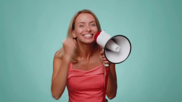Usmívající Šťastná Blondýnka Mluvící Megafonem Oznamující Zprávy Hlasitě Oznamující Reklamu — Stock video