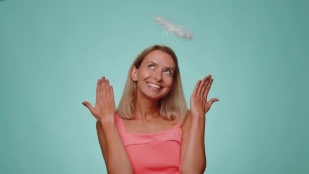 Portret Van Lachende Verlegen Engelachtige Blonde Jonge Vrouw Met Engel — Stockvideo
