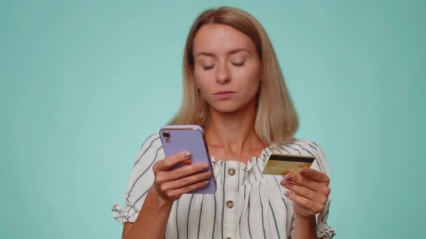 Szczera Dorosła Kobieta Klient Przy Użyciu Karty Kredytowej Smartfona Podczas — Wideo stockowe