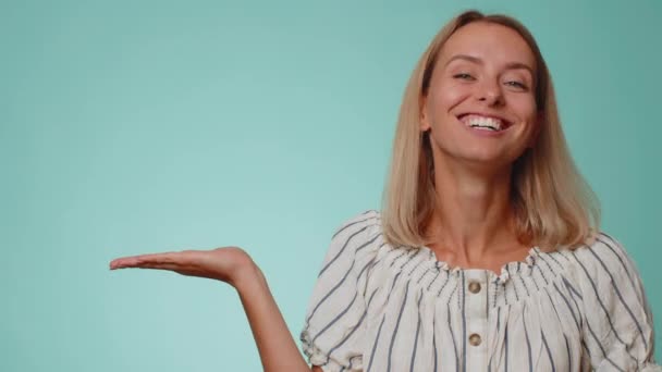 Adorável Uma Mulher Loira Mostrando Polegares Para Cima Apontando Lugar — Vídeo de Stock