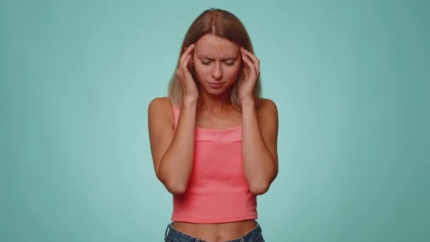 Sarışın Genç Yetişkin Bir Kadın Baş Ağrısı Problemini Tedavi Etmek — Stok video