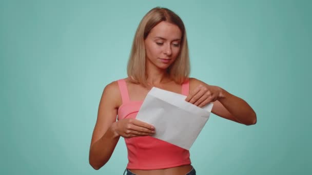 Жінка Відкриває Конверт Виймаючи Лист Читає Почуття Щасливе Просування Кар — стокове відео