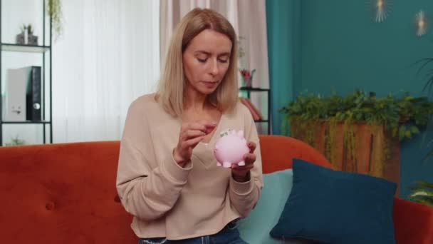 Arme Kaukasierin Mit Sparschwein Und Ein Dollar Schein Hause Finanzkrise — Stockvideo