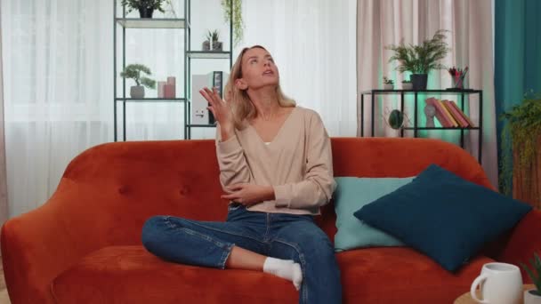 Memperbaiki Pekerjaan Tetangga Konsep Wanita Yang Marah Duduk Sofa Menutup — Stok Video
