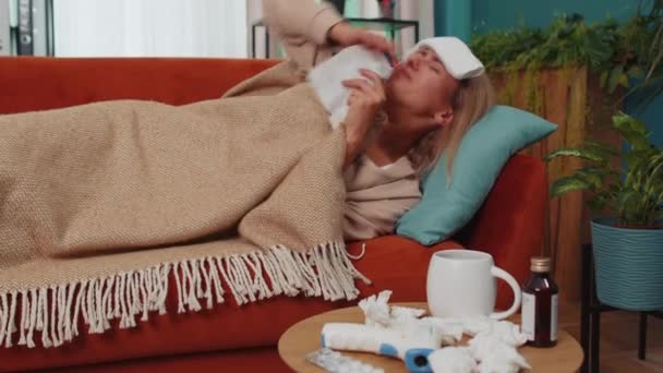 Взрослая Больная Девушка Страдающая Холода Аллергии Лежит Диване Гостиной Дома — стоковое видео
