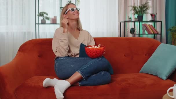 Excited Adult Girl Sitting Sofa Eating Popcorn Watching Interesting Serial — Vídeo de Stock