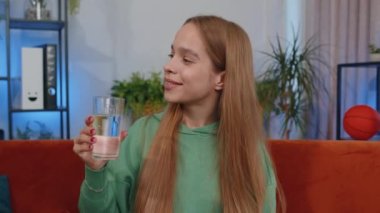 Susamış güzel bir kızın portresi, elinde bir bardak su tutarak susuzluğu önleyen bir yudum su içiriyor. İyi yaşam alışkanlıkları, sağlıklı zayıflama, kilo verme konsepti olan bir kız.