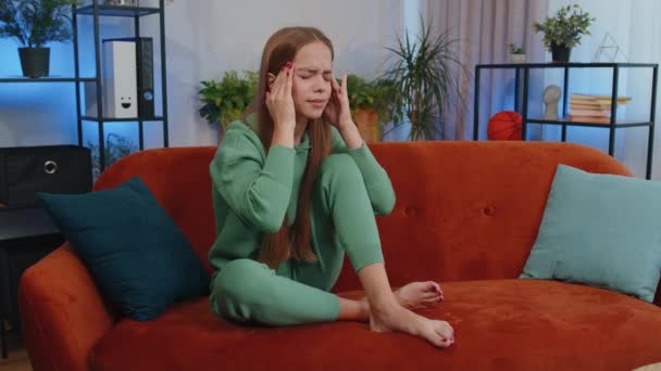 Unzufriedene Kaukasische Mädchen Reiben Die Schläfen Kopfschmerzen Heilen Leiden Unter — Stockvideo