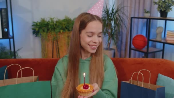 Щаслива Дівчина Підліток Святковому Капелюсі Тримає Кекс Дає Бажання Радісно — стокове відео
