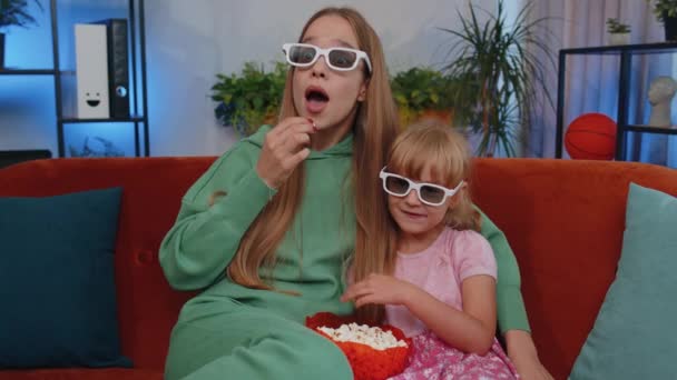 Girls Friends Siblings Watching Favorite Show Movie Eating Popcorn Sitting — Stockvideo