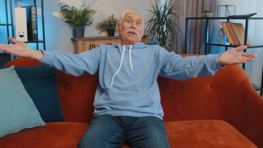 - Ne? - Neden? Yaşlı büyükbaba öfkeli bir ifadeyle el kaldırıyor, başarısızlık nedenini soruyor, evdeki sorunlardan kuşkulandığını gösteriyor. Odadaki yaşlı adam kanepede oturuyor.