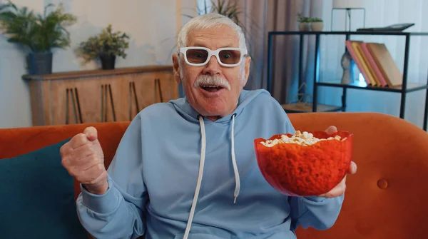 Podekscytowany Starzec Kanapie Jedząc Popcorn Oglądając Ciekawe Seriale Telewizyjne Gra — Zdjęcie stockowe