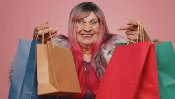 Mulher Idosa Turista Feliz Mostrando Sacos Compras Descontos Publicitários Sorrindo — Fotografia de Stock