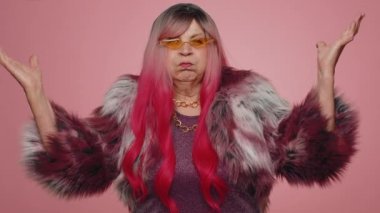 Heyecanlı, son sınıf öğrencisi bir kadının kafasına dokunması ve şaşırtıcı bir patlama göstermesi endişeli ve şok olmuş görünüyor, profesyonel olarak tükenmiş. Yaşlı büyükannemin pembe stüdyo duvarında yapayalnız kalmasına şaşırmış görünüyorsun.