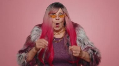 Saygıdeğer son sınıf öğrencisi 70 yaşında iyi şans diliyor ve beklenmedik piyango sonuçlarını, kötü haberi, servet kaybını kaybediyor. Yaşlı büyükanne pembe arka planda tek başına.