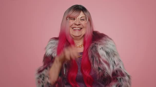 Fröhliche Stylische Ältere Frau Die Laut Lacht Nachdem Sie Lächerliche — Stockvideo