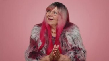 Sinsi, kurnaz bir kadın, kurnaz bir yüzü var şeytani planlar yapıyor, sinsi hain fikirleri, kurnaz hileleri, şakaları ve şakaları var. Pembe stüdyo arka planında büyük anne içeride.