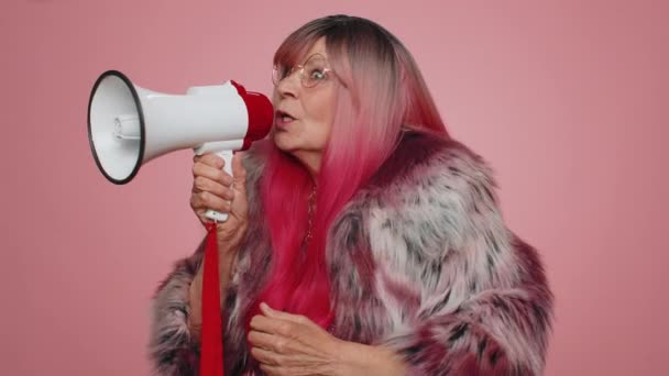 Gülümseyen Stil Sahibi Yaşlı Bir Kadın Megafonla Konuşuyor Haberleri Duyuruyor — Stok video