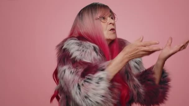 Lächelnde Romantische Stilvolle Frau Mit Pinkfarbener Frisur Die Viele Luftküsse — Stockvideo