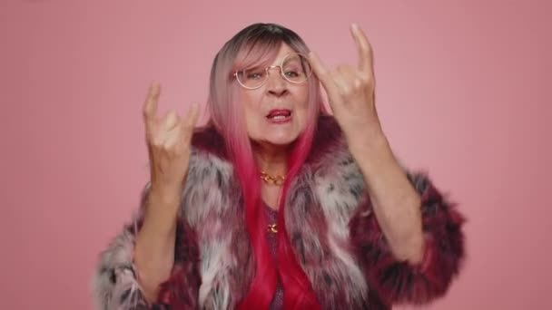 Rock Roll Alegre Mujer Encantada Años Edad Abrigo Mostrando Gesto — Vídeo de stock