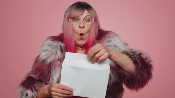 Starsza Kobieta Otwartą Kopertą Wyjmuje List Czyta Jest Szczęśliwy Awans — Wideo stockowe