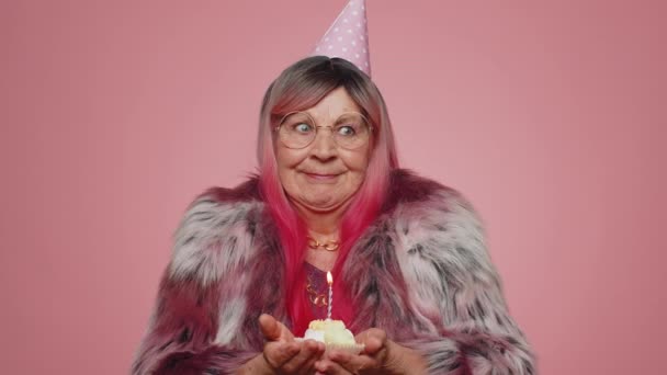 Szczęśliwa Starsza Pani Nosząca Świąteczną Czapkę Rożkiem Świętująca Przyjęcie Urodzinowe — Wideo stockowe
