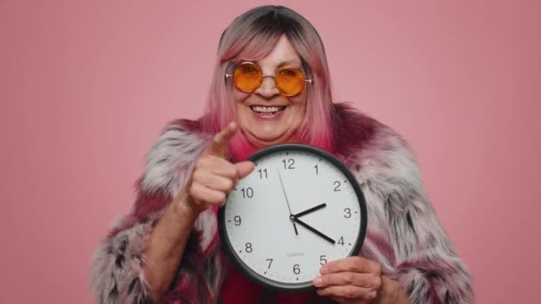 Tuo Momento Ritratto Elegante Donna Anziana Che Mostra Tempo Orologio — Video Stock