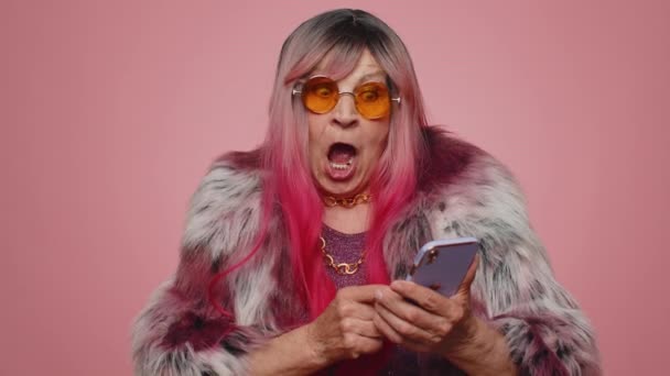 Szczęśliwy Podekscytowany Starą Babcią Płaszczu Używać Telefonu Komórkowego Wpisując Przeglądanie — Wideo stockowe