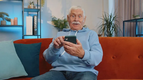 Happy Excited Joyful Senior Old Grandfather Man Use Mobile Smartphone — Stock Photo, Image