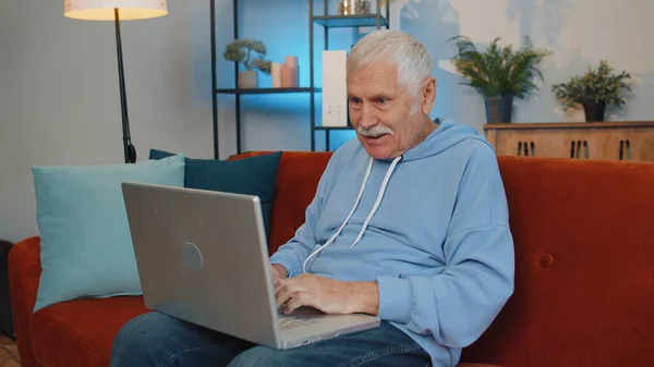 Mature Elderly Man Freelancer Home Living Room Sits Orange Couch — Stock Photo, Image