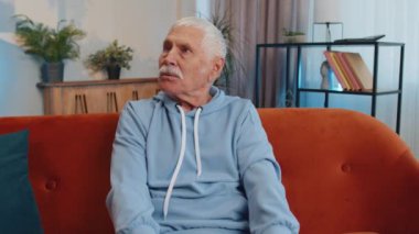 Evreka. Düşünceli, zeki, yaşlı ve yaşlı bir adamın el hareketi yapması yaratıcı bir plan oluşturdu. İyi bir fikir ve ilham motivasyonuyla heyecanlandı. Yaşlı büyükbaba evde oturma odasında.