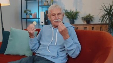 Kıdemli serbest çalışan, elinde iki altın sikke tutan başarılı bir programcı. Borsa simsarı çevrimiçi ticaret operasyonlarını izledikten sonra bitcoin kazanıyor. Artan zenginlik, artan mali refah